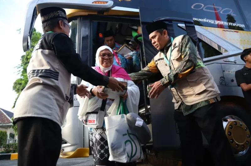 Jemaah calon haji kloter pertama tiba di Asrama Haji Tabing Padang pada Kamis (23/4/2026) sekitar pukul 07.00 WIB. (Foto: Humas Kemenhaj Sumbar)