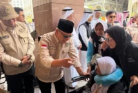 Duta Besar RI Abdul Aziz Ahmad menyambut kedatangan jemaah haji Indonesia di Bandara Amir Muhammad bin Abdul Aziz (AMAA) Madinah, Rabu (22/4/2026). (Foto: Kemenhaj)