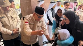 Duta Besar RI Abdul Aziz Ahmad menyambut kedatangan jemaah haji Indonesia di Bandara Amir Muhammad bin Abdul Aziz (AMAA) Madinah, Rabu (22/4/2026). (Foto: Kemenhaj)