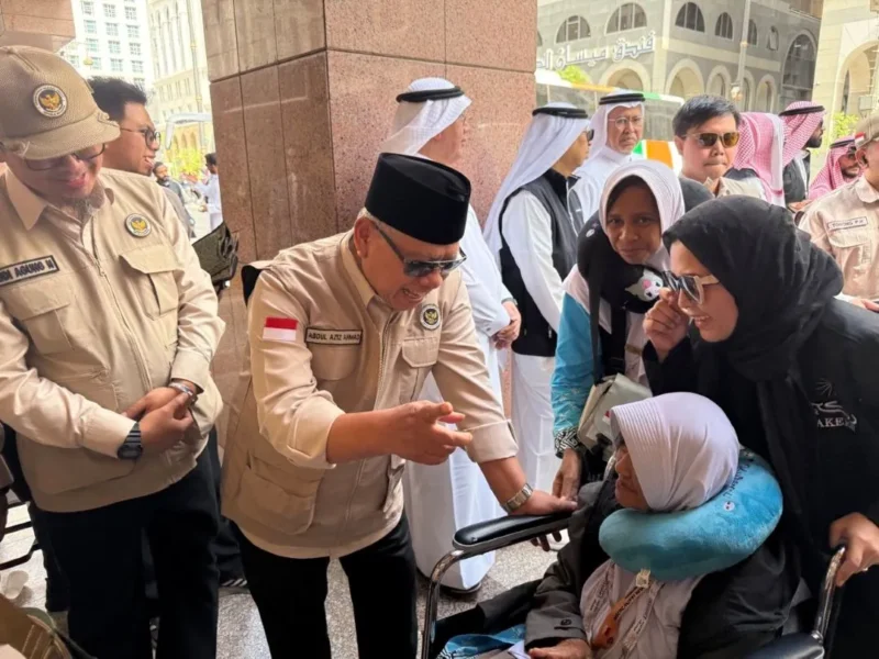 Duta Besar RI Abdul Aziz Ahmad menyambut kedatangan jemaah haji Indonesia di Bandara Amir Muhammad bin Abdul Aziz (AMAA) Madinah, Rabu (22/4/2026). (Foto: Kemenhaj)