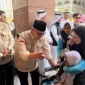 Duta Besar RI Abdul Aziz Ahmad menyambut kedatangan jemaah haji Indonesia di Bandara Amir Muhammad bin Abdul Aziz (AMAA) Madinah, Rabu (22/4/2026). (Foto: Kemenhaj)
