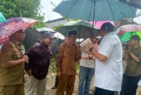 Wakil Bupati Pessel, Risnaldi Ibrahim saat turun ke lapangan bersama Anggota DPR RI, Andre Rosiade, beberapa waktu lalu. (Foto: Dok. Kominfo)