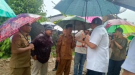 Wakil Bupati Pessel, Risnaldi Ibrahim saat turun ke lapangan bersama Anggota DPR RI, Andre Rosiade, beberapa waktu lalu. (Foto: Dok. Kominfo)