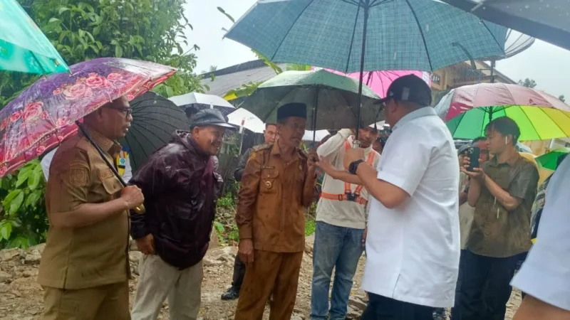 Wakil Bupati Pessel, Risnaldi Ibrahim saat turun ke lapangan bersama Anggota DPR RI, Andre Rosiade, beberapa waktu lalu. (Foto: Dok. Kominfo)
