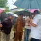 Wakil Bupati Pessel, Risnaldi Ibrahim saat turun ke lapangan bersama Anggota DPR RI, Andre Rosiade, beberapa waktu lalu. (Foto: Dok. Kominfo)
