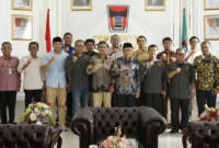 Wakil Wali Kota Padang Maigus Nasir menerima kunjungan audiensi LPPM UIN Imam Bonjol Padang di ruang kerjanya di Kantor Balai Kota Padang, Aie Pacah, Kamis (9/4/2026). (Foto: Prokopim Padang)