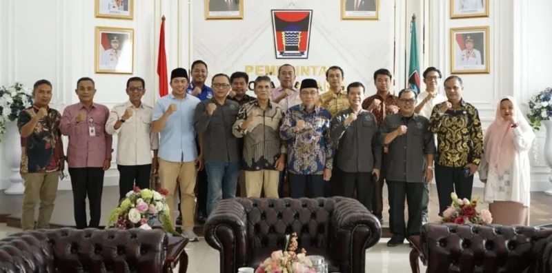 Wakil Wali Kota Padang Maigus Nasir menerima kunjungan audiensi LPPM UIN Imam Bonjol Padang di ruang kerjanya di Kantor Balai Kota Padang, Aie Pacah, Kamis (9/4/2026). (Foto: Prokopim Padang)