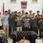 Wakil Wali Kota Padang Maigus Nasir menerima kunjungan audiensi LPPM UIN Imam Bonjol Padang di ruang kerjanya di Kantor Balai Kota Padang, Aie Pacah, Kamis (9/4/2026). (Foto: Prokopim Padang)