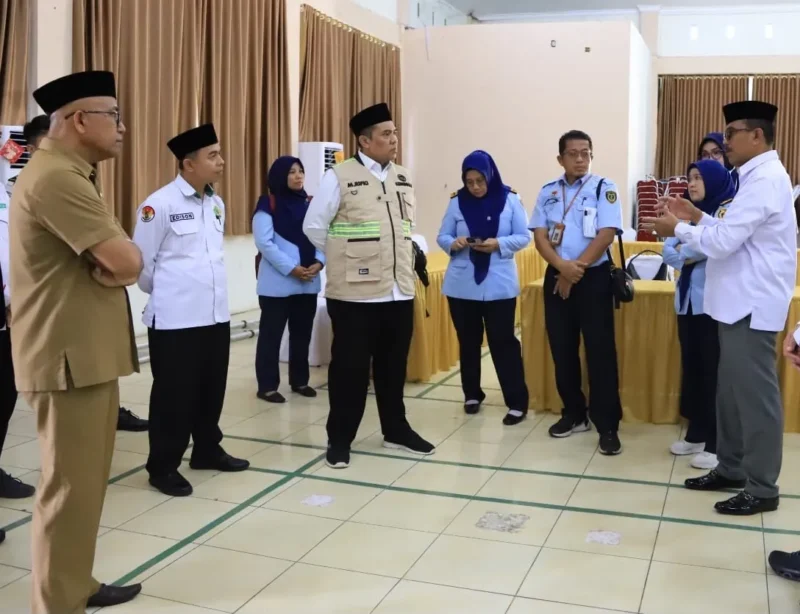 Kepala Kantor Wilayah Kemenhaj Sumbar, M. Rifki di Asrama Embarkasi Padang, Senin (20/4/2026). (Foto: Kanwil Kemenhaj Sumbar)