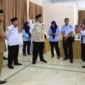 Kepala Kantor Wilayah Kemenhaj Sumbar, M. Rifki di Asrama Embarkasi Padang, Senin (20/4/2026). (Foto: Kanwil Kemenhaj Sumbar)