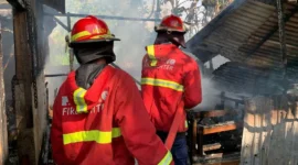 Petugas Damkar Padang memadamkan api yang membakar kandang sapi di kawasan Kuranji, Kota Padang, Sabtu (25/4/2026). (Foto: Dinas Damkar Padang)