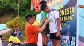 Wakil Wali Kota Payakumbuh, Elzadaswarman mengakungkan medali kepada pemenang Kejurda Akuatik Sumbar 2026 di Kolam Renang Ngalau Indah, Jumat (10/4/2026). (Foto: MC Payakumbuh)