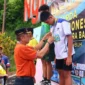 Wakil Wali Kota Payakumbuh, Elzadaswarman mengakungkan medali kepada pemenang Kejurda Akuatik Sumbar 2026 di Kolam Renang Ngalau Indah, Jumat (10/4/2026). (Foto: MC Payakumbuh)