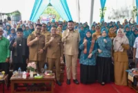 Wali Kota Padang Fadly Amran bersama Ketua TP PKK Padang Ny. Dian Puspita Fadly Amran beserta jajaran menyambut kedatangan tim penilai dari Provinsi Sumbar, Senin (20/4/2026). (Foto: Prokopim Padang) 
