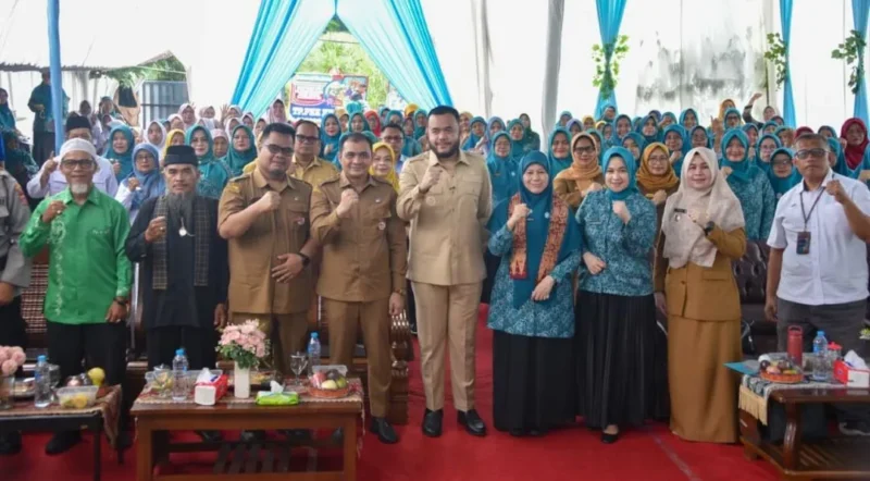 Wali Kota Padang Fadly Amran bersama Ketua TP PKK Padang Ny. Dian Puspita Fadly Amran beserta jajaran menyambut kedatangan tim penilai dari Provinsi Sumbar, Senin (20/4/2026). (Foto: Prokopim Padang) 