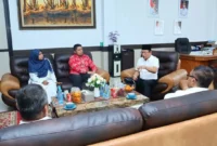 Wali Kota Payakumbuh, Zulmaeta, menerima audiensi dari UIR terkait rencana kerja sama pengembangan sumber daya manusia, di ruang kerjanya, Rabu (29/4/2026). (Foto: MC Payakumbuh)