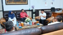 Wali Kota Payakumbuh, Zulmaeta, menerima audiensi dari UIR terkait rencana kerja sama pengembangan sumber daya manusia, di ruang kerjanya, Rabu (29/4/2026). (Foto: MC Payakumbuh)