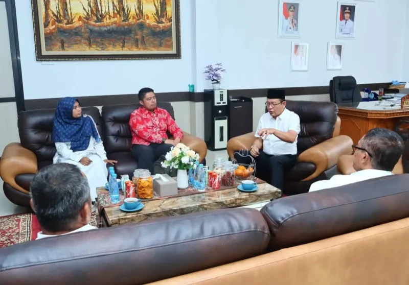 Wali Kota Payakumbuh, Zulmaeta, menerima audiensi dari UIR terkait rencana kerja sama pengembangan sumber daya manusia, di ruang kerjanya, Rabu (29/4/2026). (Foto: MC Payakumbuh)