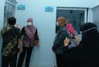 Ketua TP PKK Kota Padang Panjang, Ny. Maria Feronika Hendri meninjau pelaksanaan program MBG di SPPG Yayasan Kemala Bhayangkari di Asrama Polres Padang Panjang, Kamis (9/4/2026). (Foto: Diskominfo Padang Panjang)