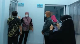 Ketua TP PKK Kota Padang Panjang, Ny. Maria Feronika Hendri meninjau pelaksanaan program MBG di SPPG Yayasan Kemala Bhayangkari di Asrama Polres Padang Panjang, Kamis (9/4/2026). (Foto: Diskominfo Padang Panjang)