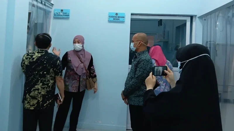 Ketua TP PKK Kota Padang Panjang, Ny. Maria Feronika Hendri meninjau pelaksanaan program MBG di SPPG Yayasan Kemala Bhayangkari di Asrama Polres Padang Panjang, Kamis (9/4/2026). (Foto: Diskominfo Padang Panjang)