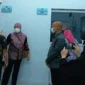 Ketua TP PKK Kota Padang Panjang, Ny. Maria Feronika Hendri meninjau pelaksanaan program MBG di SPPG Yayasan Kemala Bhayangkari di Asrama Polres Padang Panjang, Kamis (9/4/2026). (Foto: Diskominfo Padang Panjang)