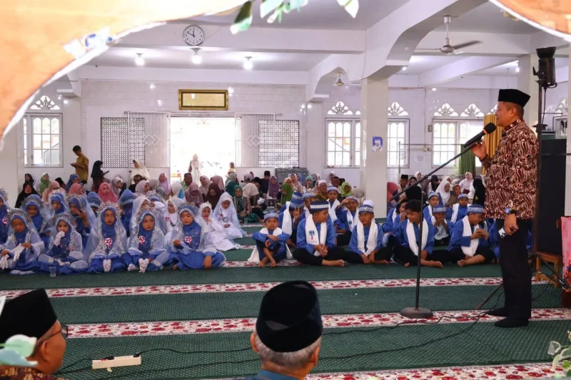 Wakil Wali Kota Payakumbuh, Elzadaswarman saat menghadiri pembukaan perayaan khatam Al Quran MDTA Masjid Istiqlal di Kelurahan Labuah Basilang, Sabtu (11/4/2026). (Foto: MC Payakumbuh)