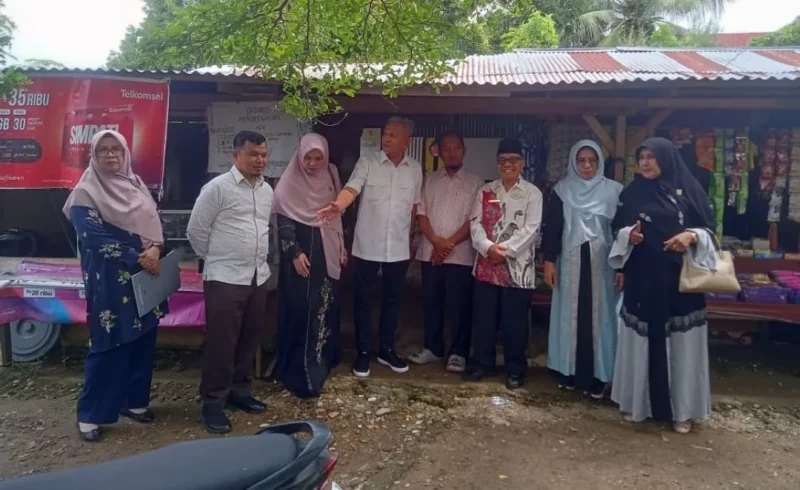 Rombongan tim Komisi V DPRD Sumbar yang dipimpin langsung, Lazuardi Erman saat meninjau kantin SMAN 2 Painan yang akan dilakukan pembangunannya di tahun 2026 ini. (Foto: Ist)