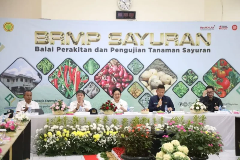 Ketua Komisi IV DPR RI, Siti Hediati Hariyadi saat kunjungan kerja spesifik ke Balai Perakitan dan Pengujian Tanaman Sayuran di Lembang, Jawa Barat, Kamis (9/4/2026). (Foto: Kementan)