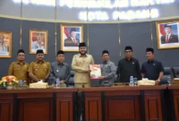 DPRD Padang menyetujui LKPJ Wali Kota Padang Tahun 2025 dalam Rapat Paripurna PPdi Gedung Utama DPRD Kota Padang, Senin (6/4/2026). (Foto: Prokopim Padang)
