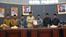 DPRD Padang menyetujui LKPJ Wali Kota Padang Tahun 2025 dalam Rapat Paripurna PPdi Gedung Utama DPRD Kota Padang, Senin (6/4/2026). (Foto: Prokopim Padang)