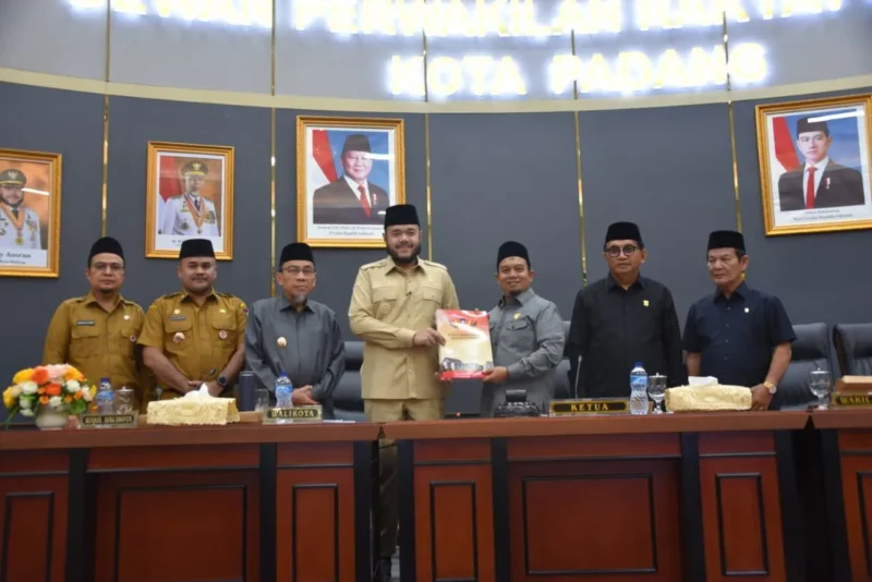 DPRD Padang menyetujui LKPJ Wali Kota Padang Tahun 2025 dalam Rapat Paripurna PPdi Gedung Utama DPRD Kota Padang, Senin (6/4/2026). (Foto: Prokopim Padang)