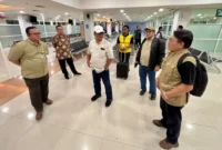 Direktur Jenderal Pelayanan Haji, Ian Heriyawan bersama manajemen bandara saat pengecekan kesiapan layanan Mecca Route di Bandar Udara Adi Soemarmo pada Sabtu (11/4/2026). (Foto: Kemenhaj)