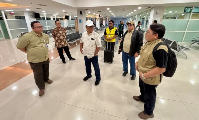 Direktur Jenderal Pelayanan Haji, Ian Heriyawan bersama manajemen bandara saat pengecekan kesiapan layanan Mecca Route di Bandar Udara Adi Soemarmo pada Sabtu (11/4/2026). (Foto: Kemenhaj)