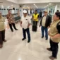 Direktur Jenderal Pelayanan Haji, Ian Heriyawan bersama manajemen bandara saat pengecekan kesiapan layanan Mecca Route di Bandar Udara Adi Soemarmo pada Sabtu (11/4/2026). (Foto: Kemenhaj)