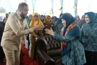 Wali Kota Padang Fadly Amran menyambut Ketua Tim Penilai Lomba Ny. Harneli Mahyeldi, Senin (20/4/2026). (Foto: Diskominfo Padang)
