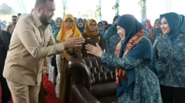 Wali Kota Padang Fadly Amran menyambut Ketua Tim Penilai Lomba Ny. Harneli Mahyeldi, Senin (20/4/2026). (Foto: Diskominfo Padang)