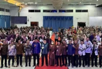 Sekda Pasbar Doddy San Ismail membuka Paripurna MKKS SMP se-Sumbar Tahun 2026 di Balerong Pusako Anak Nagari, Simpang Empat, Jumat (24/4) malam. (Foto: Diskominfo Pasbar)