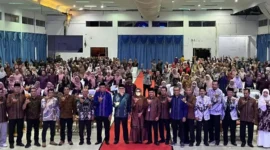 Sekda Pasbar Doddy San Ismail membuka Paripurna MKKS SMP se-Sumbar Tahun 2026 di Balerong Pusako Anak Nagari, Simpang Empat, Jumat (24/4) malam. (Foto: Diskominfo Pasbar)