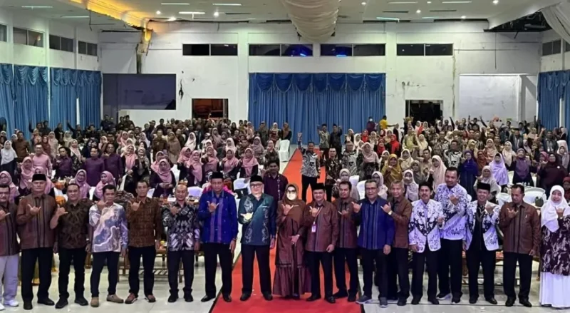 Sekda Pasbar Doddy San Ismail membuka Paripurna MKKS SMP se-Sumbar Tahun 2026 di Balerong Pusako Anak Nagari, Simpang Empat, Jumat (24/4) malam. (Foto: Diskominfo Pasbar)