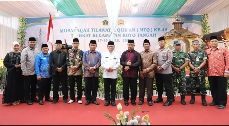 Wakil Wali Kota Padang Maigus Nasir membuka MTQ ke-42 tingkat Kecamatan Koto Tangah di halaman Kantor Camat Koto Tangah, Jumat (17/4/2026). (Foto: Prokopim Padang)