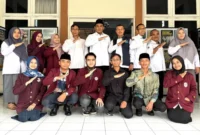 Mahasiswa UIN Imam Bonjol bantu layanan haji 2026 di Embarkasi Padang sebagai relawan PPIH, dukung pelayanan jemaah haji. (Humas Kemenhaj Sumbar)