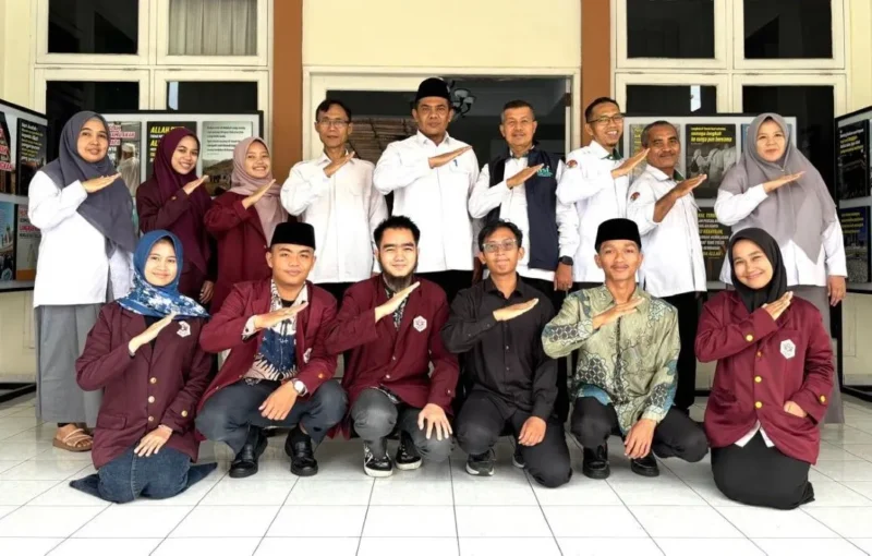 Mahasiswa UIN Imam Bonjol bantu layanan haji 2026 di Embarkasi Padang sebagai relawan PPIH, dukung pelayanan jemaah haji. (Humas Kemenhaj Sumbar)