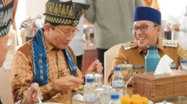 Menteri Agama Nasaruddin Umar saat bersilaturahmi dengan Bupati Tanah Datar Eka Putra di Indojolito Batusangkar, Selasa (28/4/2026). (Foto: Prokopim Tanah Datar)