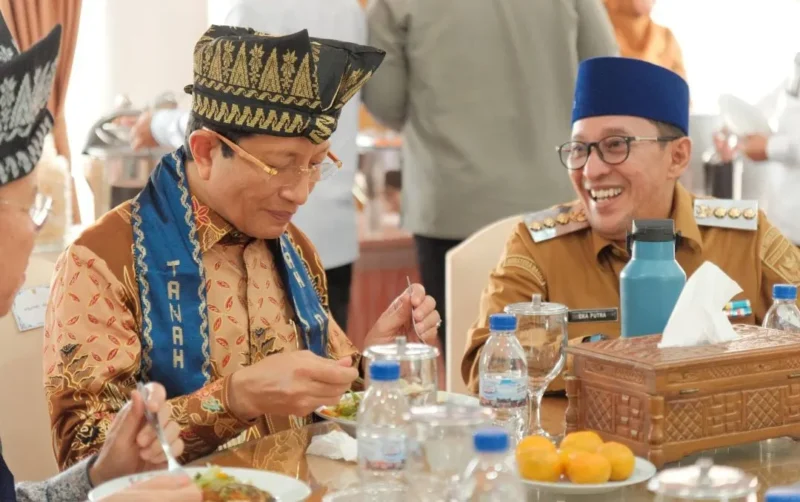 Menteri Agama Nasaruddin Umar saat bersilaturahmi dengan Bupati Tanah Datar Eka Putra di Indojolito Batusangkar, Selasa (28/4/2026). (Foto: Prokopim Tanah Datar)