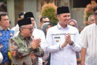 Wakil Bupati Padang Pariaman Rahmat Hidayat mendampingi Mendikdasmen Abdul Mu'ti meresmikan ruang kelas darurat SDN 05 Batang Anai, Jumat (17/04/2026). (Foto: Kominfo Padang Pariaman)