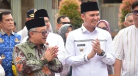 Wakil Bupati Padang Pariaman Rahmat Hidayat mendampingi Mendikdasmen Abdul Mu'ti meresmikan ruang kelas darurat SDN 05 Batang Anai, Jumat (17/04/2026). (Foto: Kominfo Padang Pariaman)