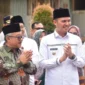 Wakil Bupati Padang Pariaman Rahmat Hidayat mendampingi Mendikdasmen Abdul Mu'ti meresmikan ruang kelas darurat SDN 05 Batang Anai, Jumat (17/04/2026). (Foto: Kominfo Padang Pariaman)