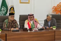 Menteri Haji dan Umrah RI dalam pertemuan dengan Duta Besar Arab Saudi untuk Indonesia Faisal Abdullah Almudi di Kantor Kemenhaj RI di Jakarta, Selasa (7/4/2026). (Foto: Kemenhaj)