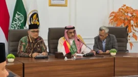 Menteri Haji dan Umrah RI dalam pertemuan dengan Duta Besar Arab Saudi untuk Indonesia Faisal Abdullah Almudi di Kantor Kemenhaj RI di Jakarta, Selasa (7/4/2026). (Foto: Kemenhaj)